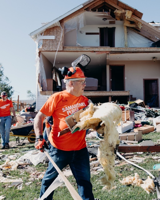 撒馬利亞救援會志工協助災民修繕房舍。（FB@Samaritan's Purse）